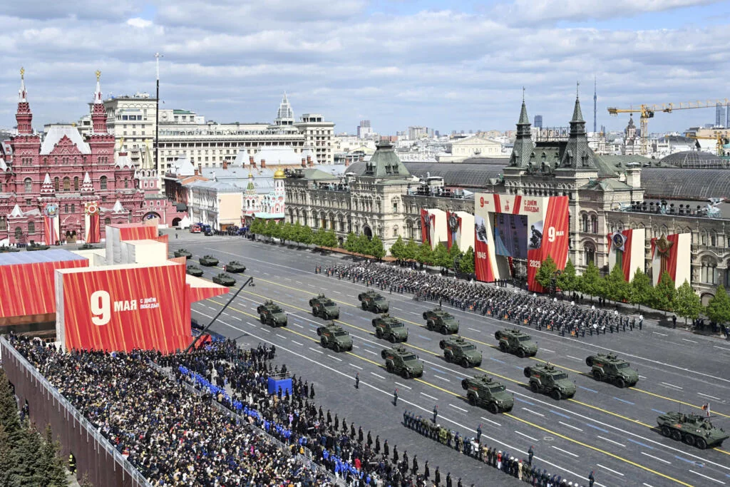 45-хвилинний військовий парад на Червоній площі Москви до Дня Перемоги.
