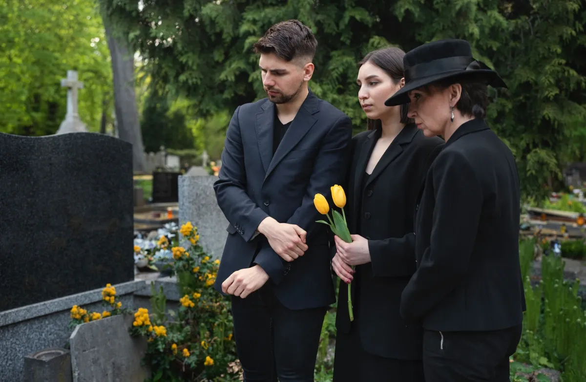 чому не можна дивитися на похорон через вікно