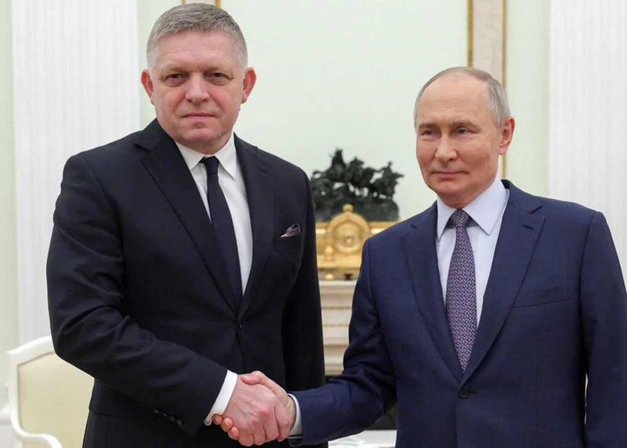 Роберт Фицо и Владимир Путин пожимают руки после встречи 9 мая
