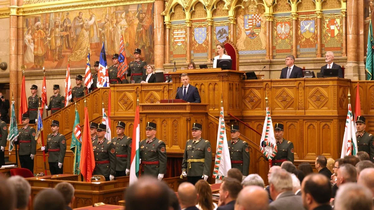 Петер Мадьяр выступает с трибуны в венгерском парламенте с почётным караулом
