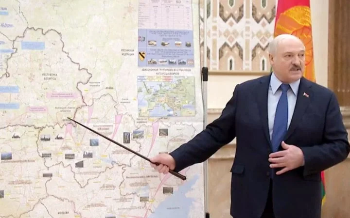 Олександр Лукашенко вказує на карту під час обговорення озброєння білоруської армії