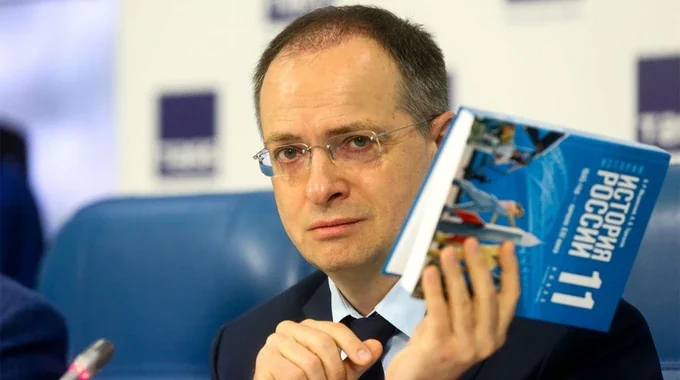 Володимир Мединський тримає антиукраїнський підручник історії Росії 11 класу