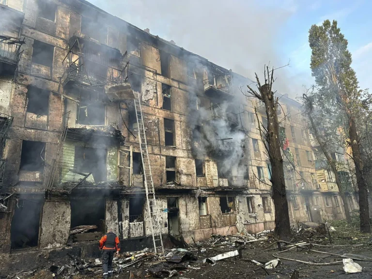Руїни багатоповерхівки в Харкові після російського удару під час перемиря