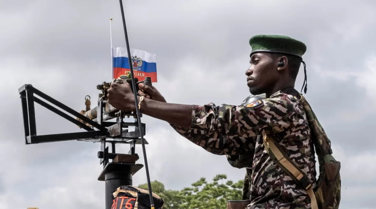 Військовослужбовець піднімає прапор Росії в Африці попри брак сил