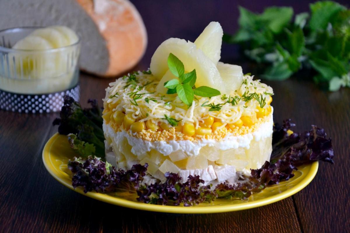 Салат з куркою і ананасами