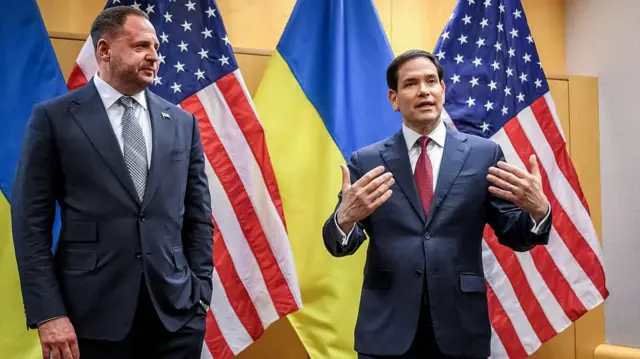 Марко Рубіо на тлі прапорів США та України щодо посередництва в переговорах Україна-Росія