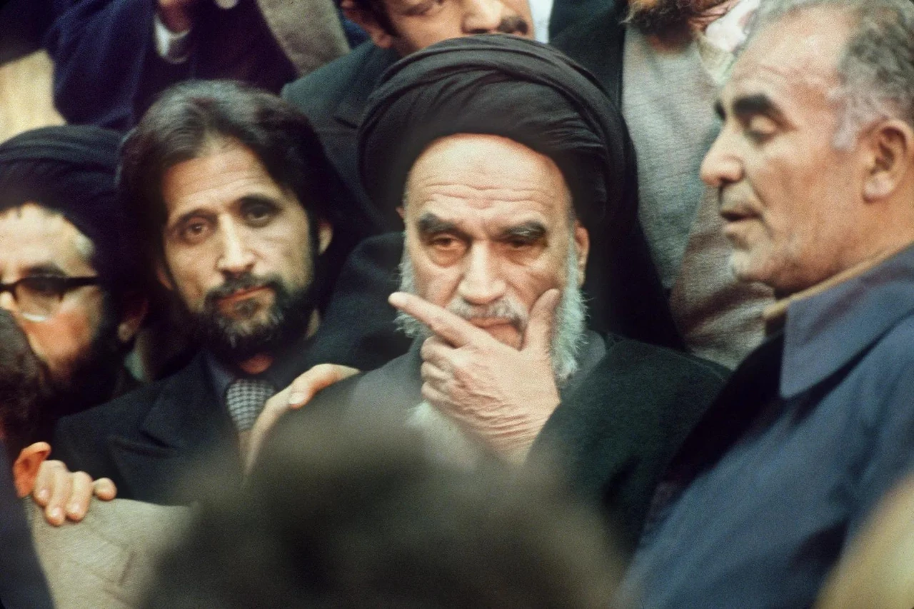aiatola-khomeini-vid-malenkoho-khomeina-do-tvortsia-islamskoi-teokratii-bf36