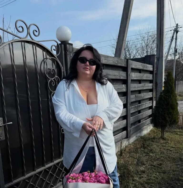 anastasiia-tkachenko-komikesa-iaka-peretvoriuie-zhyttievi-buri-na-stsenichnyi-sm-78b3