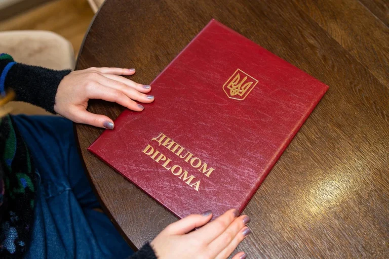 chervonyi-dyplom-vid-radianskoi-tradytsii-do-suchasnykh-realii-ukrainskoi-vyshch-387d
