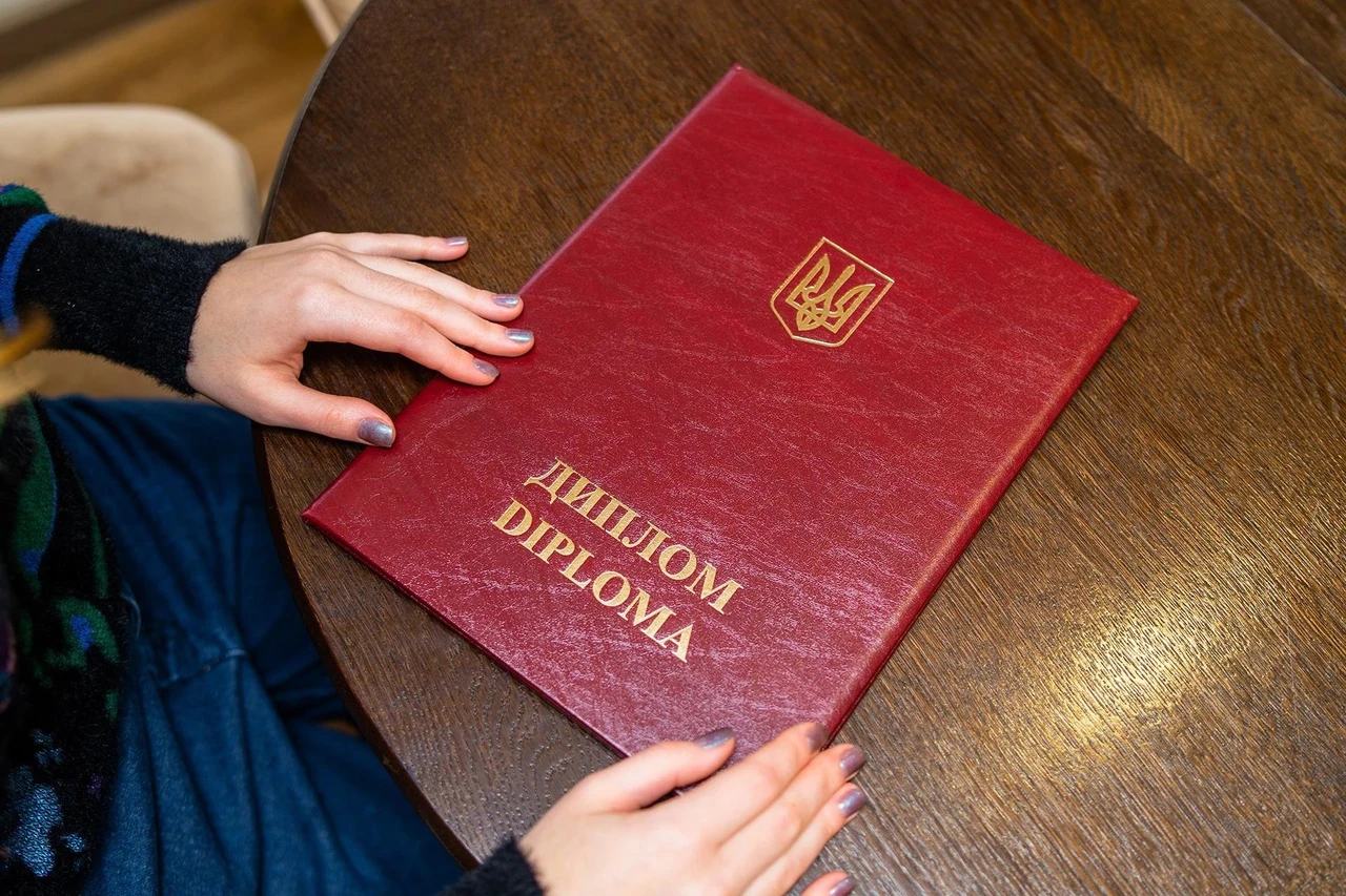 chervonyi-dyplom-vid-radianskoi-tradytsii-do-suchasnykh-realii-ukrainskoi-vyshch-387d