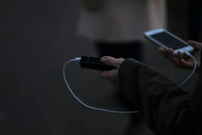 chy-mozhna-zariadzhaty-telefon-inshym-zariadnym-povnyi-hid-dlia-smartfoniv-a296