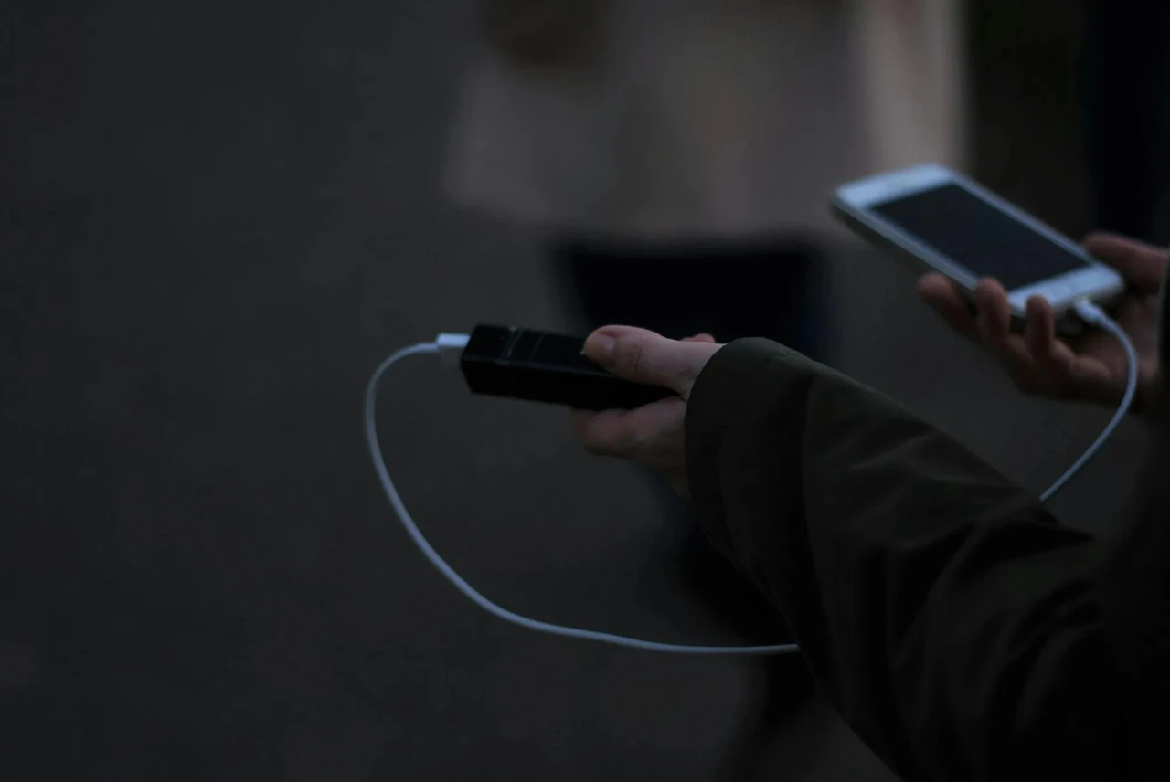 chy-mozhna-zariadzhaty-telefon-inshym-zariadnym-povnyi-hid-dlia-smartfoniv-a296