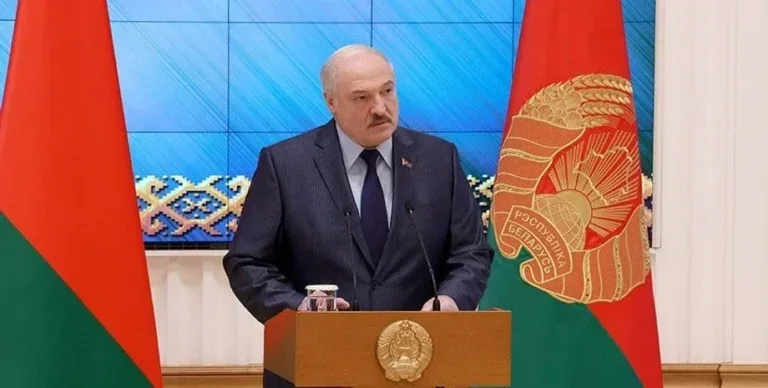 Лукашенко за трибуной во время заявления о наземной операции