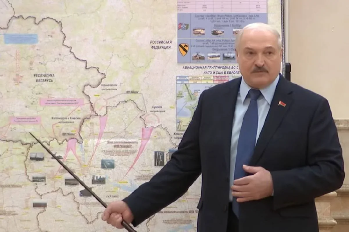 Александр Лукашенко указывает на карту Беларуси во время совещания по обороне