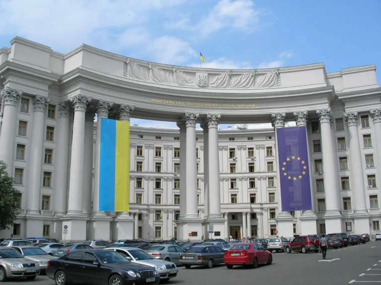 mizhnarodni-vidnosyny-kyiv-dyplomatychnyi-tsentr-ta-osvitnii-khab-ukrainy-f8cc