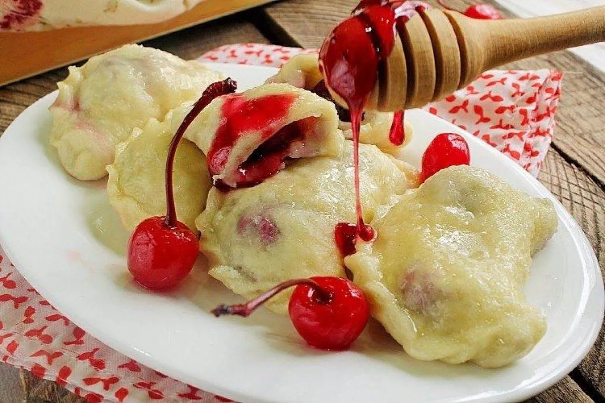 retsept-varenykiv-na-paru-pukhke-tisto-ta-sokovyti-nachynky-985c