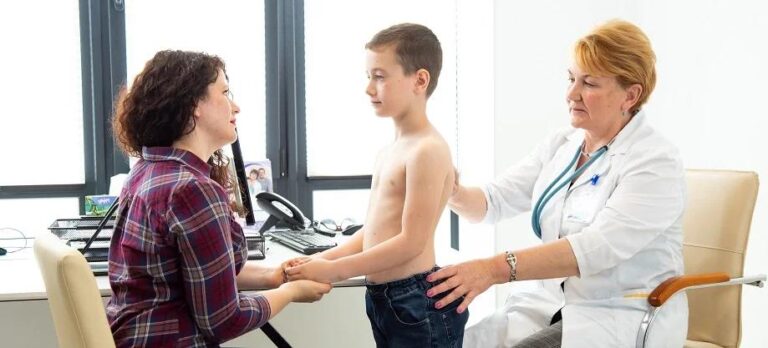 shcho-take-kifoz-prychyny-symptomy-diahnostyka-ta-suchasne-likuvannia-88ef