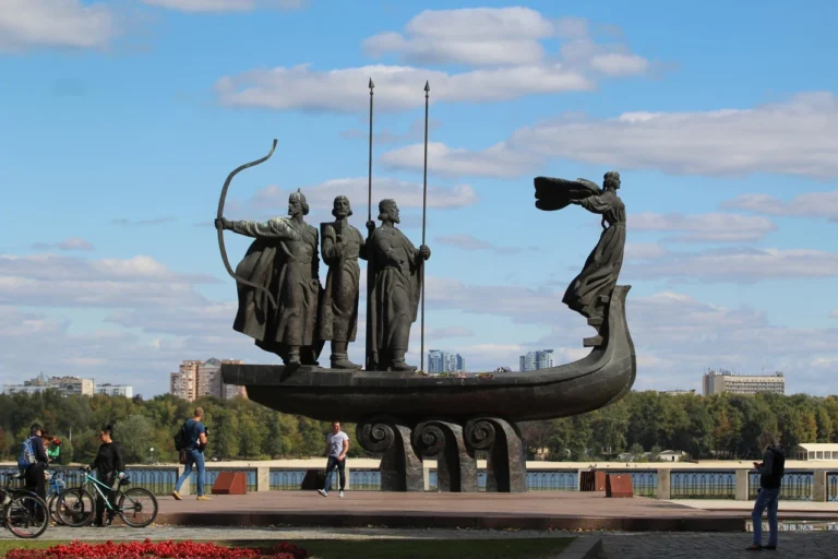 skilky-kyievu-rokiv-lehenda-brativ-radianskyi-iuvilei-ta-shary-chasu-pid-pahorba-09cf