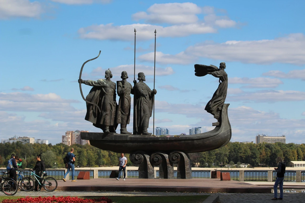 skilky-kyievu-rokiv-lehenda-brativ-radianskyi-iuvilei-ta-shary-chasu-pid-pahorba-09cf