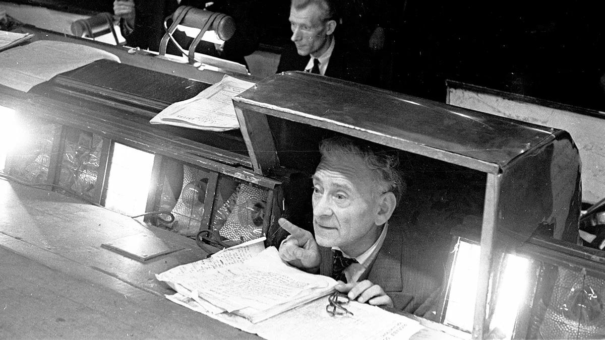 sufler-tse-maister-prykhovanoi-pidtrymky-na-teatralnii-stseni-977a