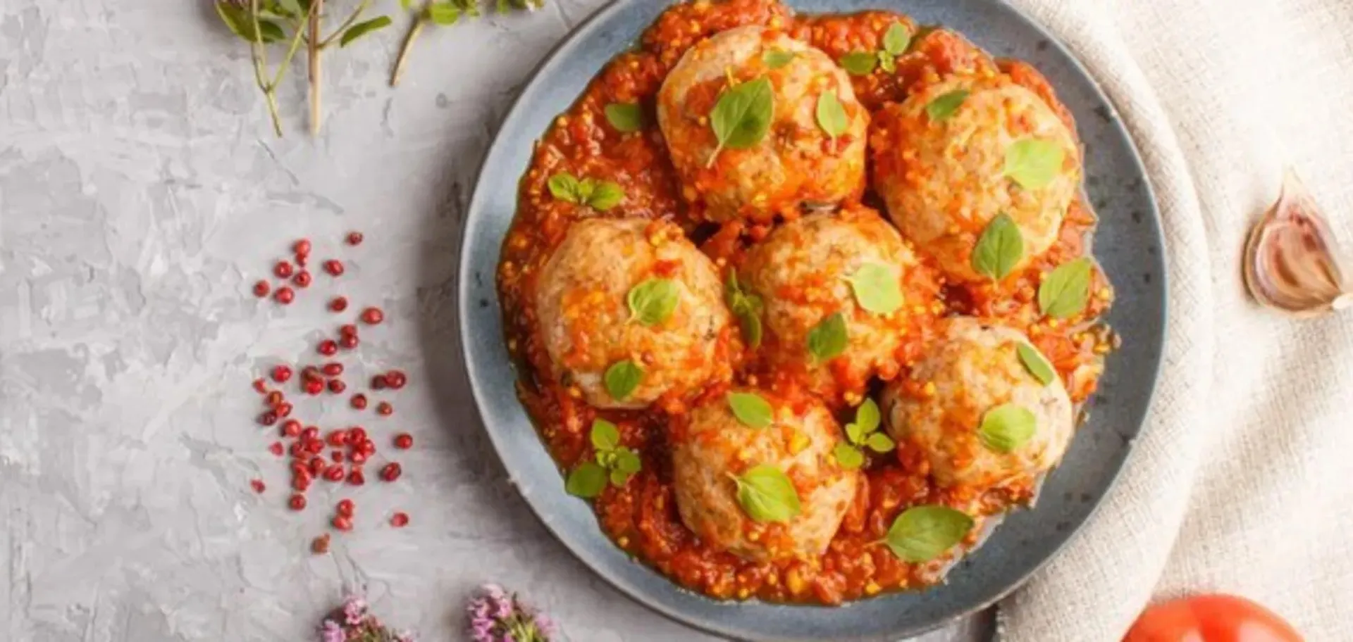 tefteli-z-farshu-sokovyti-miasni-kulky-z-aromatnoiu-pidlyvoiu-fab2