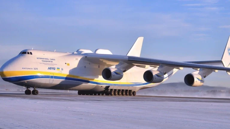 transportnyi-litak-hihantski-kryla-shcho-trymaiut-na-sobi-lohistyku-svitu-53a5