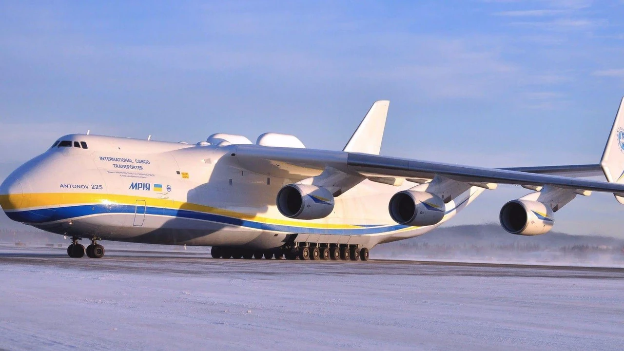 transportnyi-litak-hihantski-kryla-shcho-trymaiut-na-sobi-lohistyku-svitu-53a5