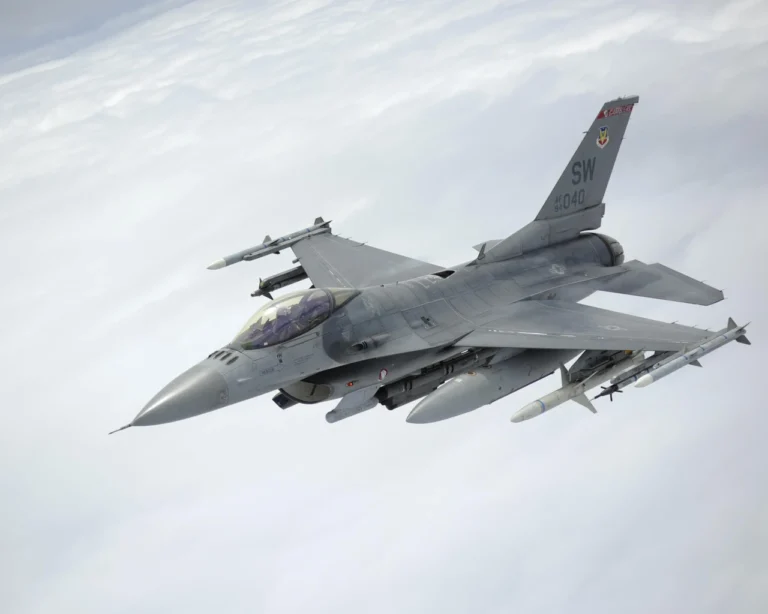 vynyshchuvachi-f-16-boiovyi-sokil-shcho-desiatylittiamy-trymaie-nebo-pid-kontrol-ab6e