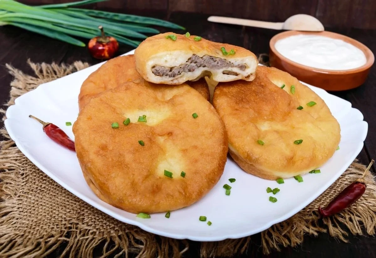 biliashi-retsept-sokovyti-domashni-pyrizhky-z-miasom-iak-na-bazari-cf5c