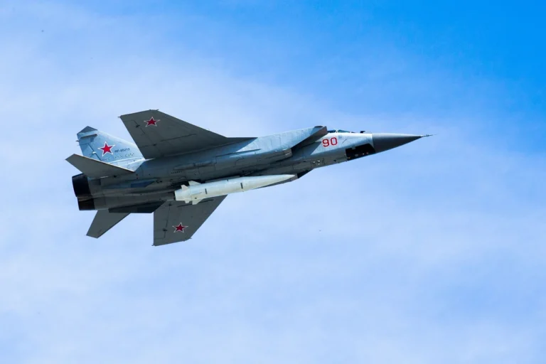 kh-47m2-kyndzhal-aerobalistychna-raketa-rosii-kharakterystyky-zastosuvannia-ta-r-ef20