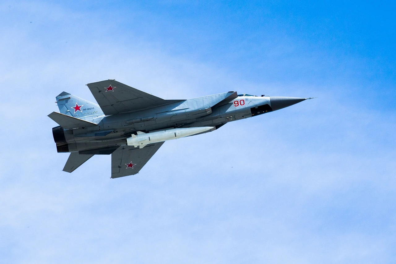 kh-47m2-kyndzhal-aerobalistychna-raketa-rosii-kharakterystyky-zastosuvannia-ta-r-ef20
