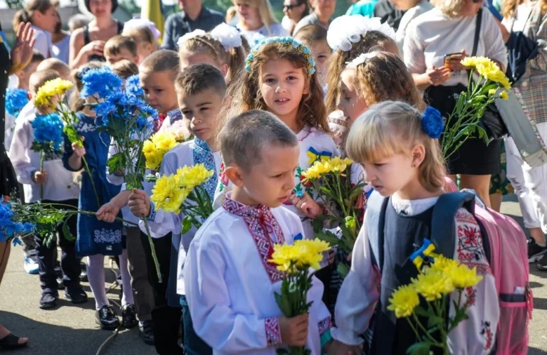 koly-den-vchytelia-data-istoriia-ta-tradytsii-sviatkuvannia-v-ukraini-76b4