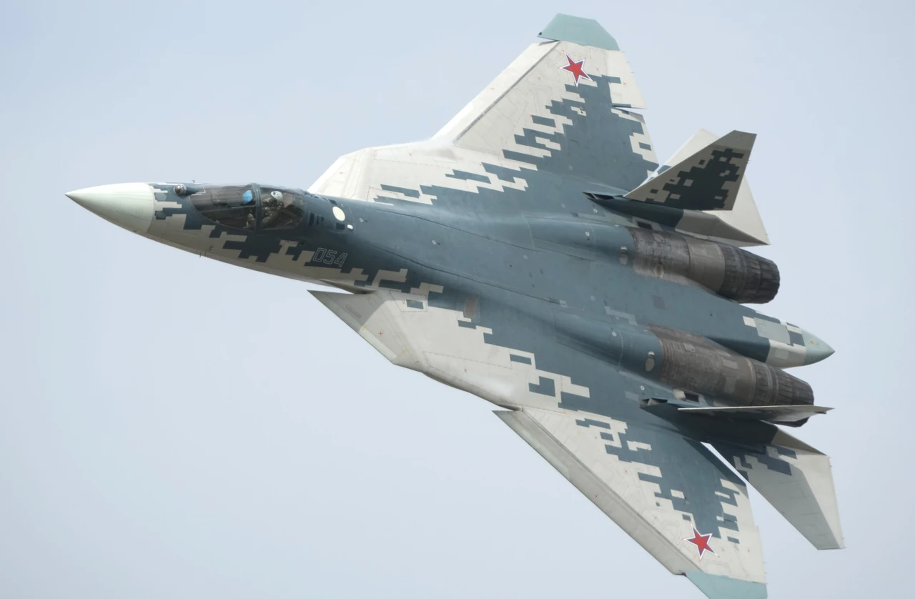 su-57-potuzhnyi-rosiiskyi-vynyshchuvach-piatoho-pokolinnia-z-unikalnymy-mozhlyvo-f534