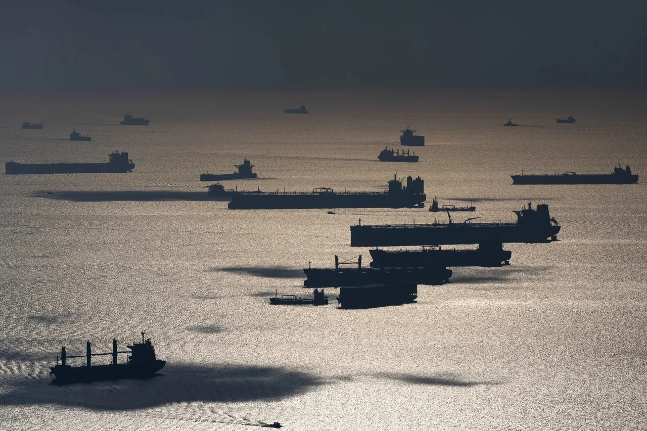 tinovyi-flot-rosii-stara-armada-tankeriv-shcho-hoduie-viinu-ta-kydaie-vyklyk-mor-0792