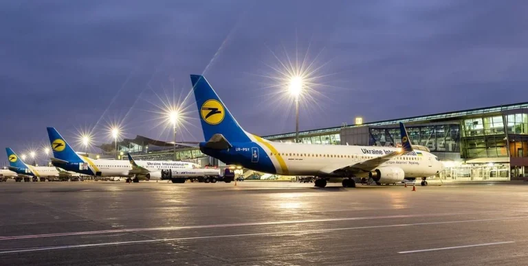 Літаки Ukraine International Airlines в аеропорту в контексті аеропортового перемир’я