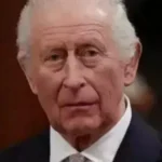 Портрет короля Чарльза III з сивим волоссям у темному костюмі