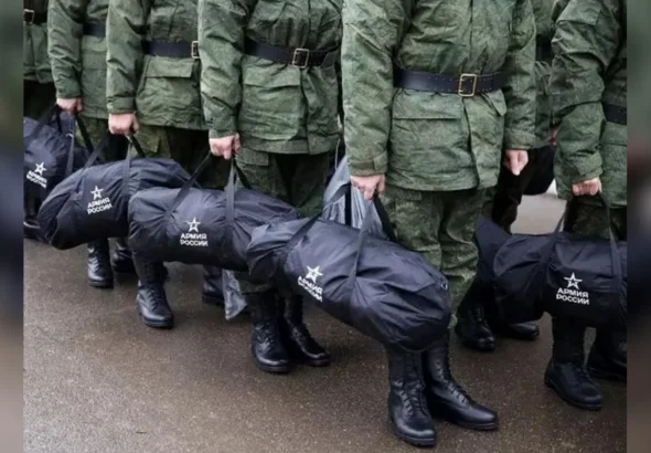 Російські солдати в камуфляжі тримають чорні сумки з написом Армія Росії