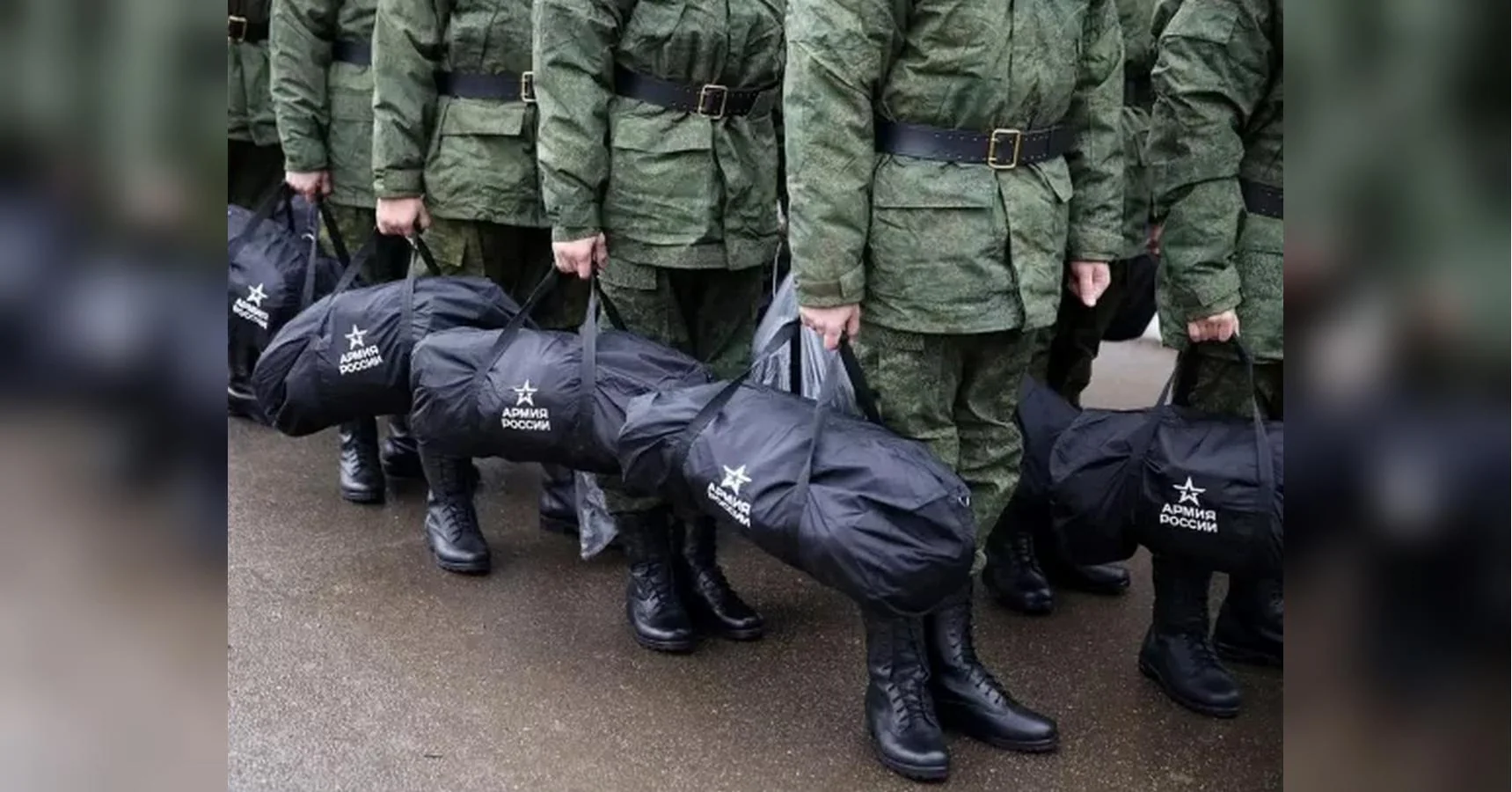 Російські солдати в камуфляжі тримають чорні сумки з написом Армія Росії