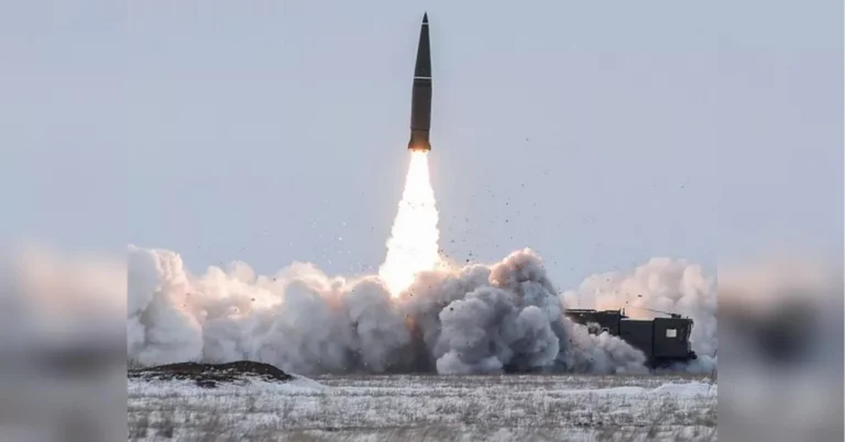 Ракета злітає вгору з полумям і хмарою диму з пускової установки на снігу