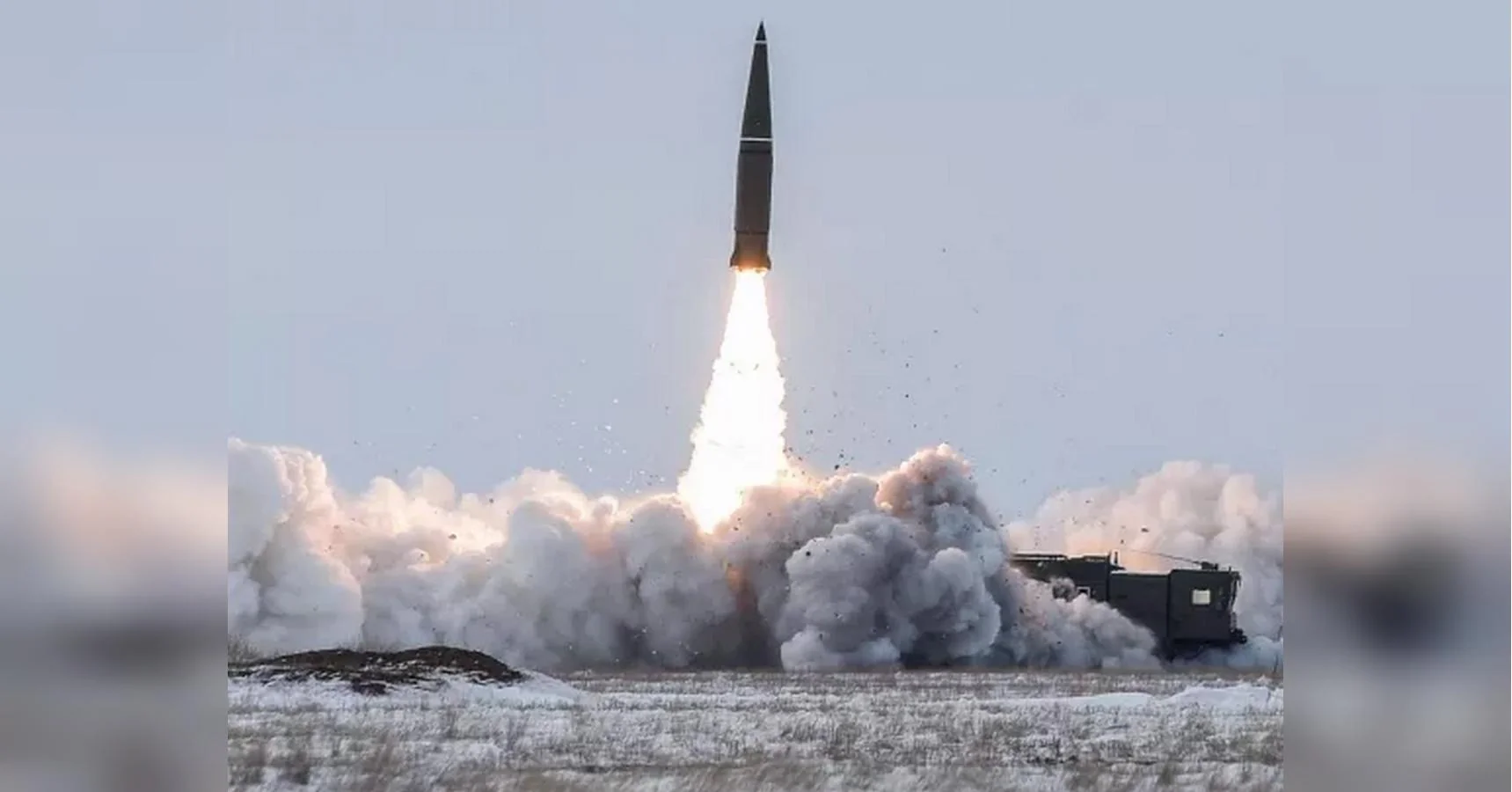 Ракета злітає вгору з полумям і хмарою диму з пускової установки на снігу