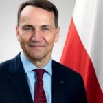Портрет голови МЗС Польщі Радослава Сікорського на тлі польського прапора