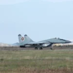 Болгарський МіГ-29 номер 16 гальмує на смузі з гальмівним парашутом