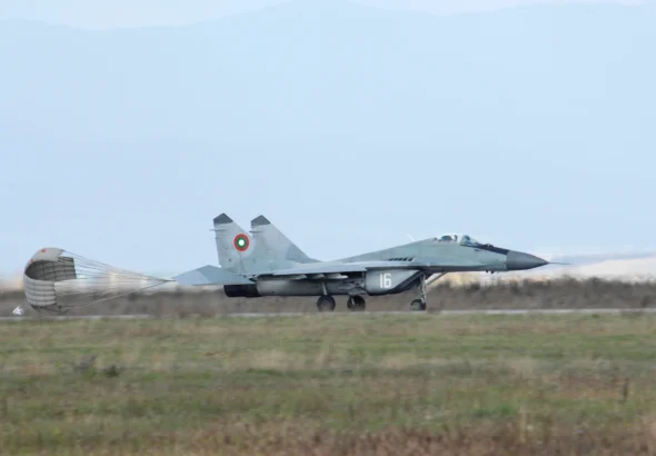 Болгарський МіГ-29 номер 16 гальмує на смузі з гальмівним парашутом