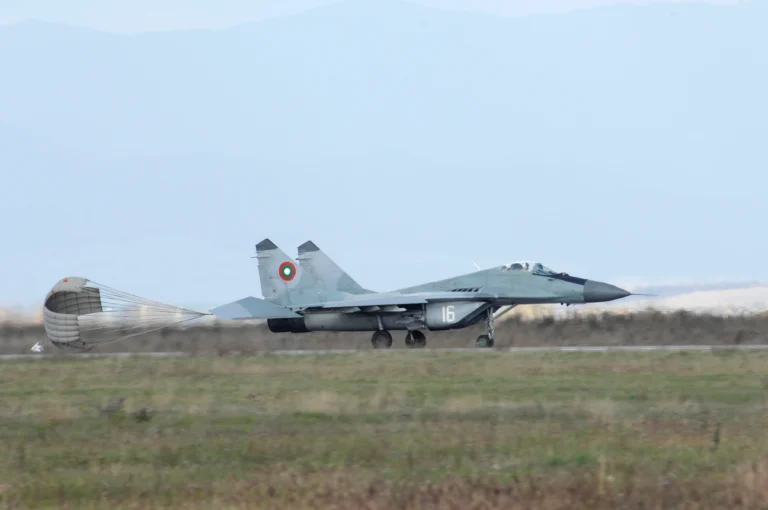 Болгарський МіГ-29 номер 16 гальмує на смузі з гальмівним парашутом