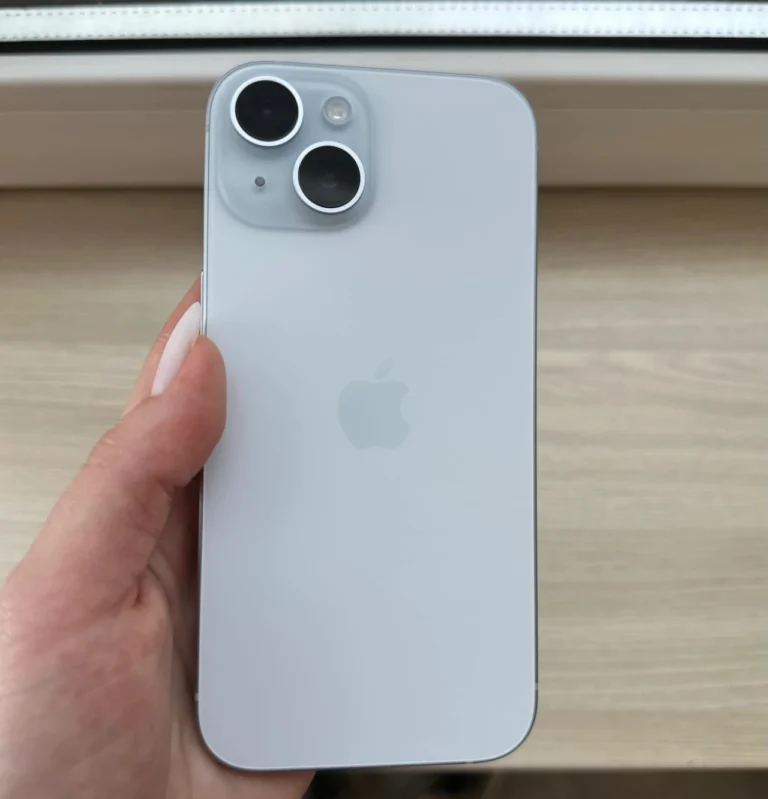 skilky-koshtuie-iphone-15-zhyvyi-tsinnyk-bez-prykras-dc3e