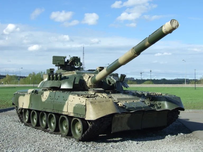 t-80u-shvydkyi-tank-iz-holodnoiu-turbinoiu-5040