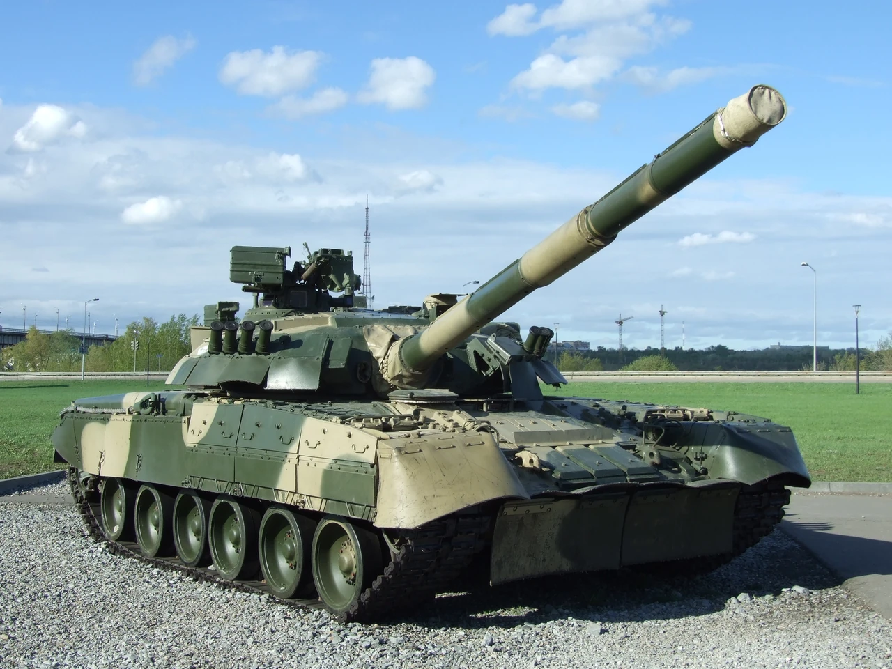 t-80u-shvydkyi-tank-iz-holodnoiu-turbinoiu-5040