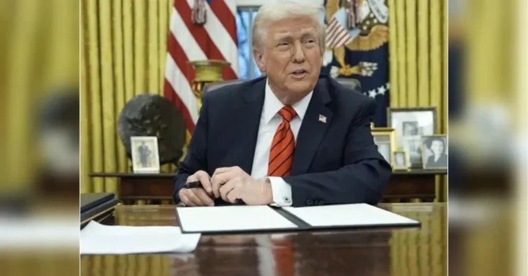 Дональд Трамп сидить за столом в Овальному кабінеті з документами