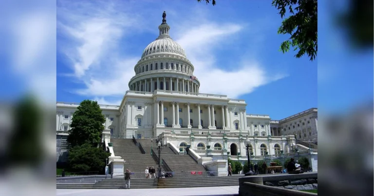 Капітолій США у Вашингтоні в сонячний день зі сходами та людьми
