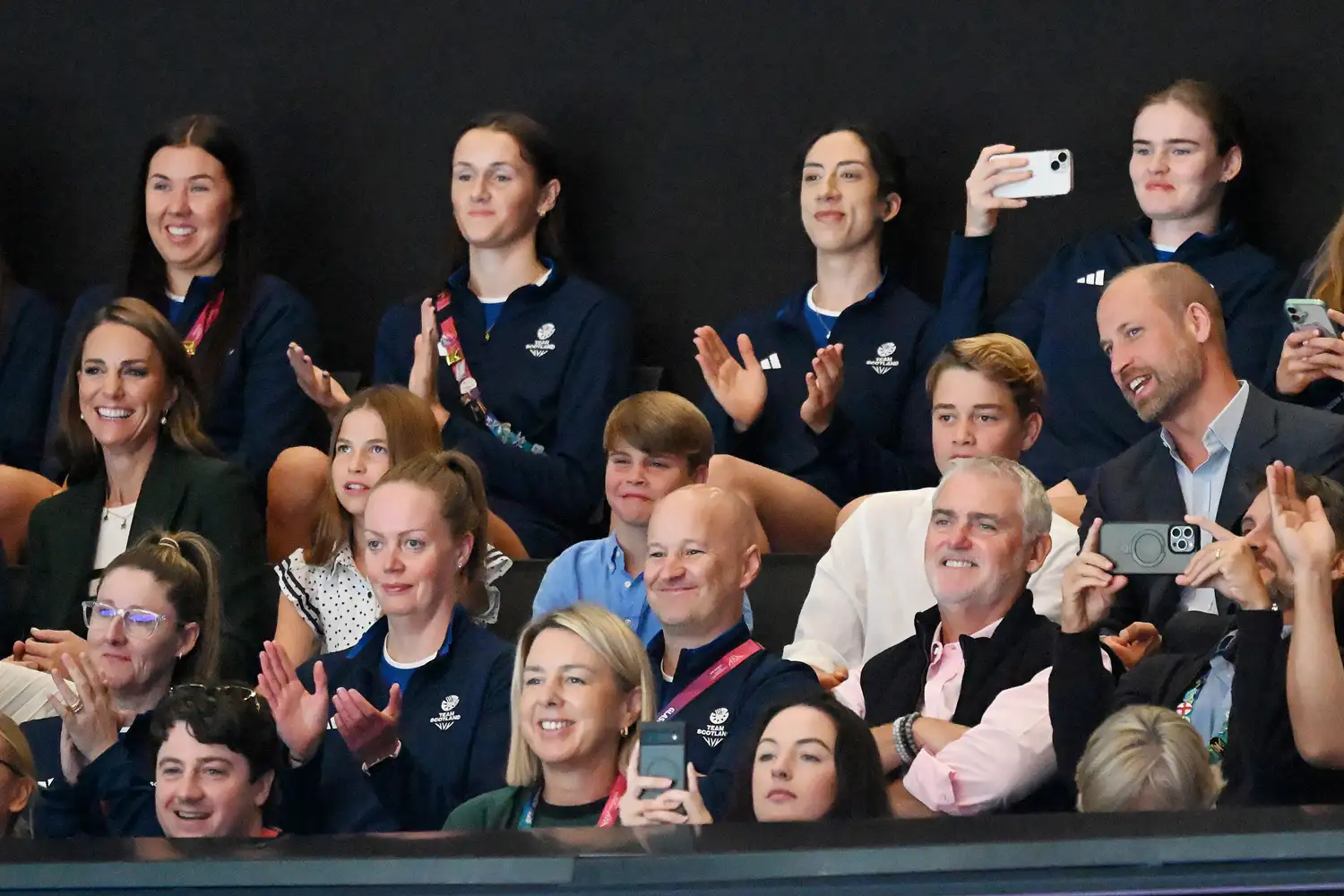 Принц Вільям і Кейт з дітьми та спортсменами Team Scotland на трибунах Ігор у Глазго